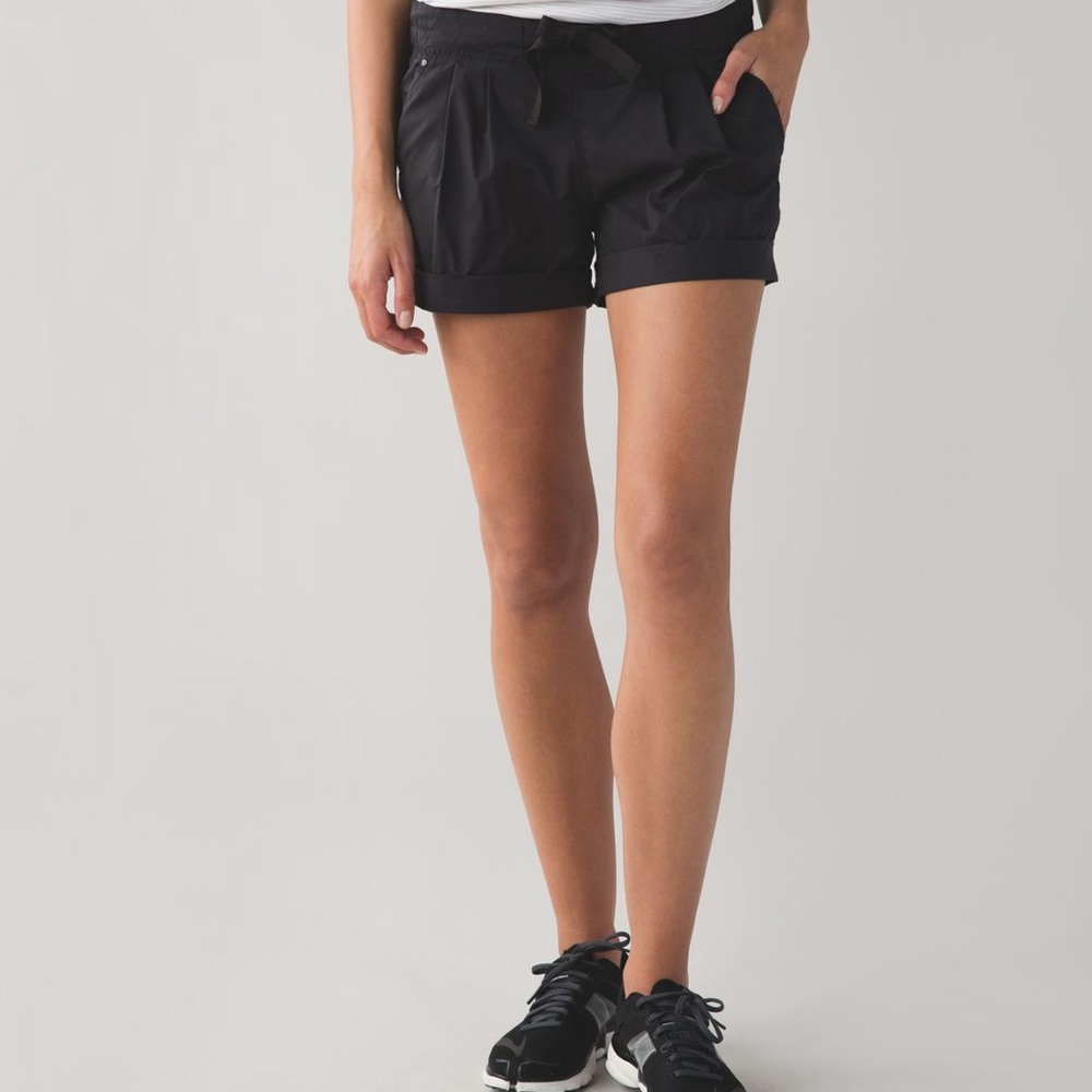 Lululemon Spring Break Away cuffed shorts size 12